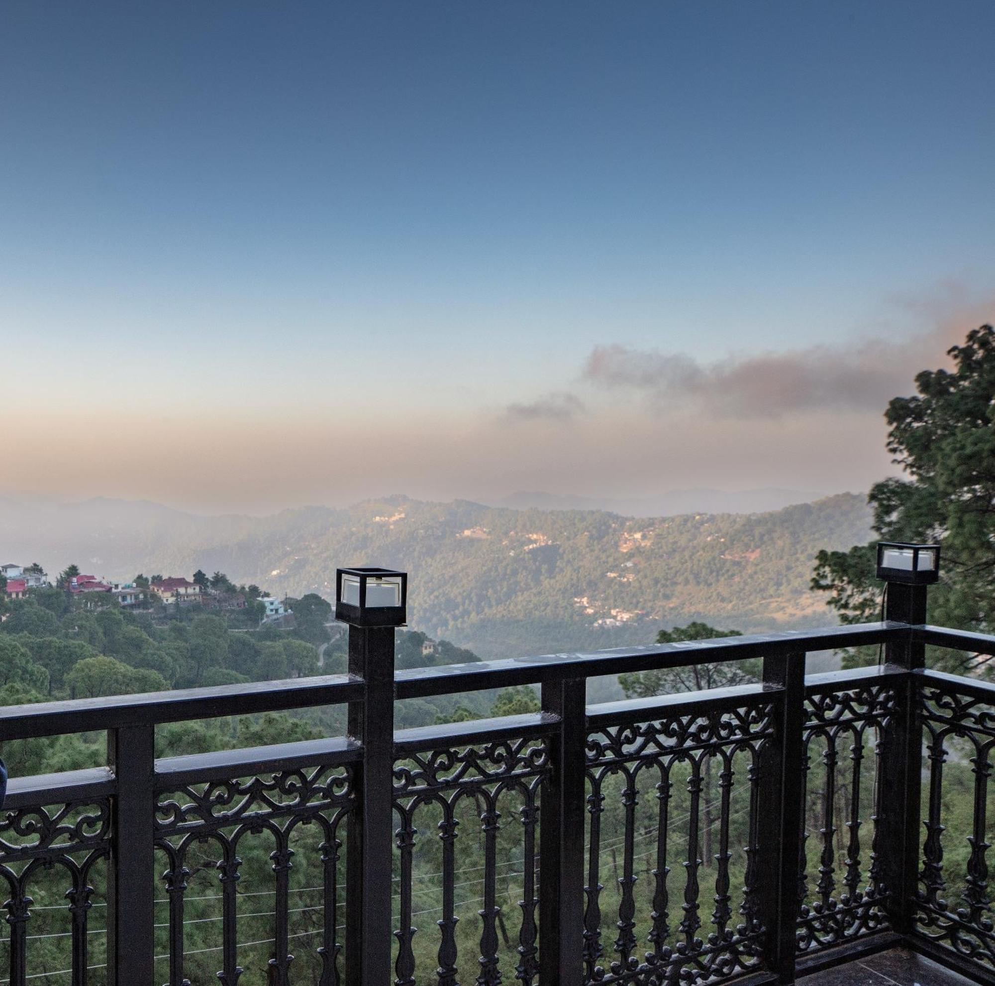 Luxe Resorts - Centrally Heated Air Conditioned Hotel In The Heart Of カソーリ エクステリア 写真