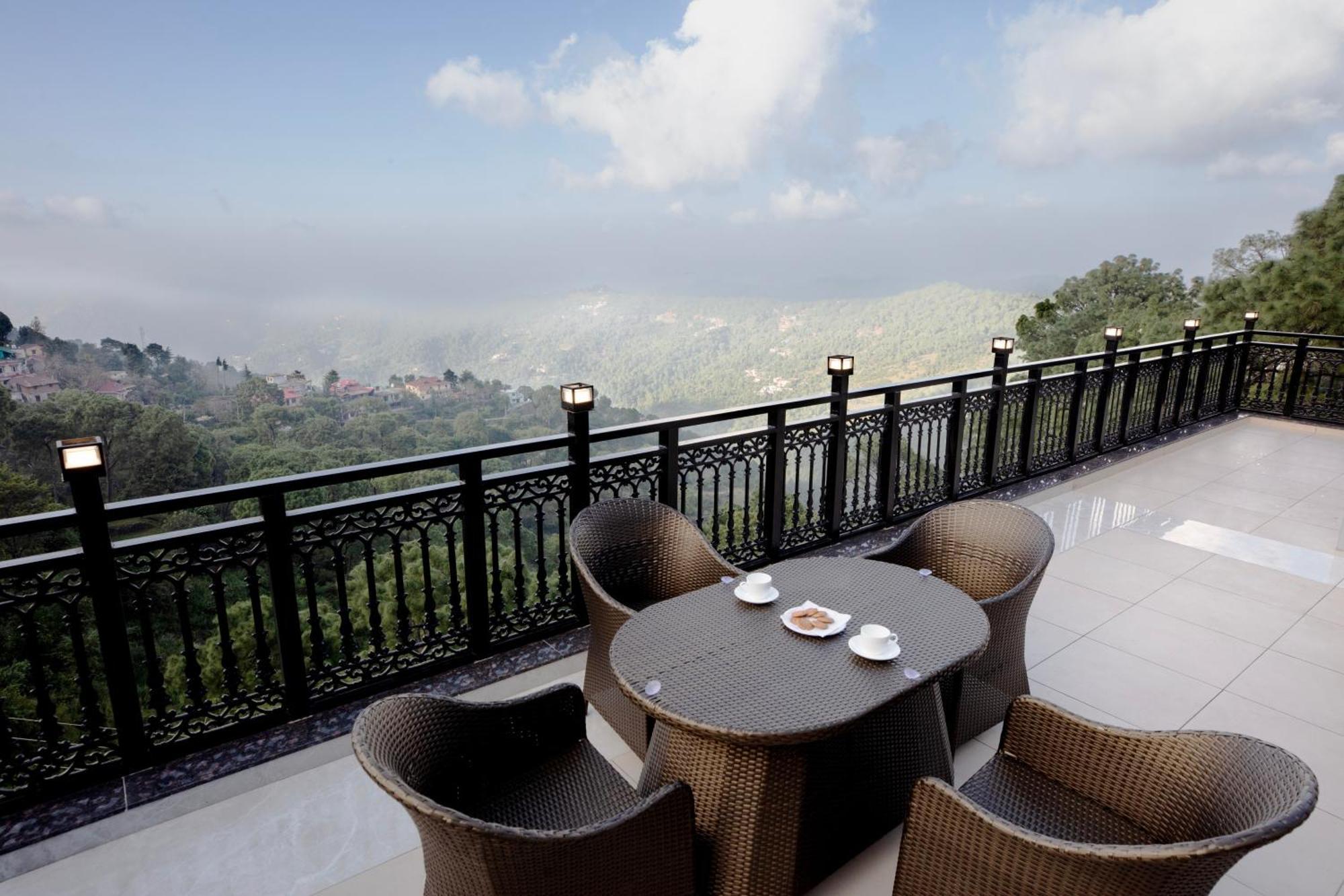 Luxe Resorts - Centrally Heated Air Conditioned Hotel In The Heart Of カソーリ エクステリア 写真